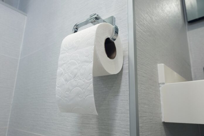 por-que-pendurar-o-papel-higienico-errado-pode-ser-um-risco-a-saude