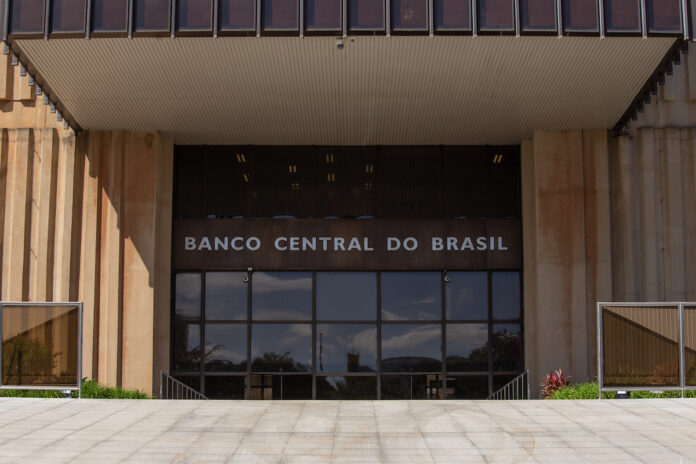 contas-externas-tem-deficit-de-us$-2,9-bilhoes-em-maio,-diz-bc