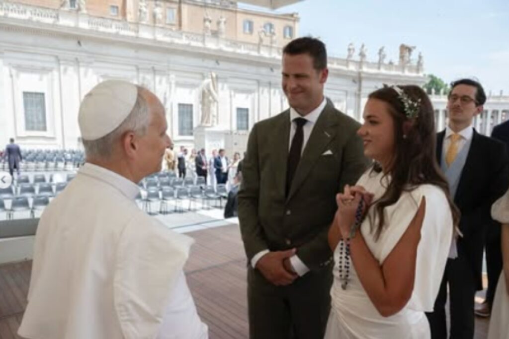 papa-recebe-jogador-da-nfl-no-vaticano-e-torcida-zoa-rival-nas-redes