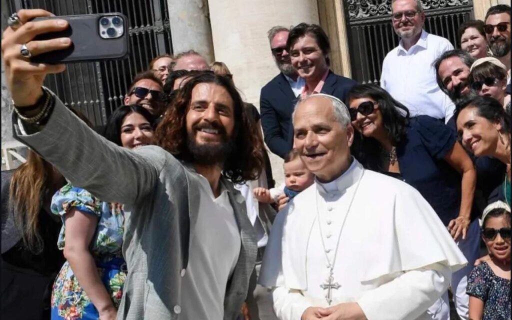 jesus-de-“the-chosen”-encontra-papa-leao-xiv-no-vaticano-e-chor