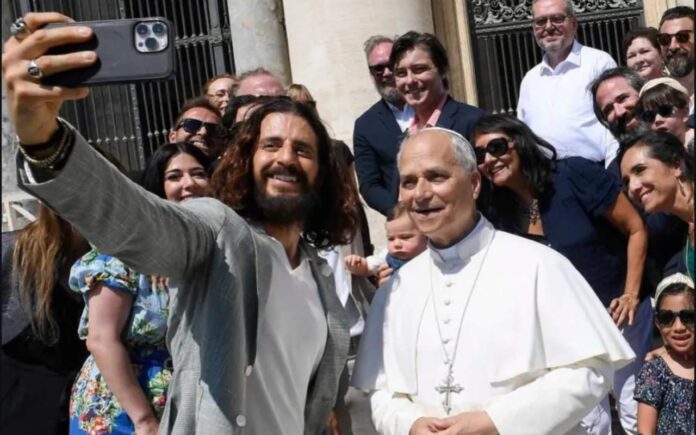 jesus-de-“the-chosen”-encontra-papa-leao-xiv-no-vaticano-e-chor
