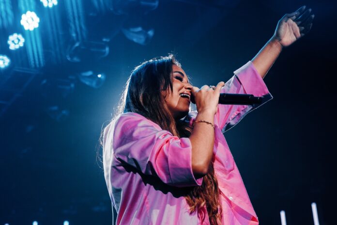 sarah-beatriz-relanca-hit-gospel-imortalizado-por-aline-barros