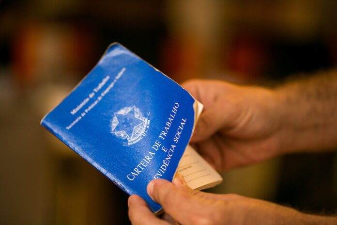 desemprego-fica-em-6,2%-e-emprego-com-carteira-assinada-bate-recorde
