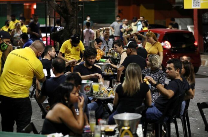 confianca-de-servicos-no-brasil-volta-a-recuar-em-junho,-diz-fgv
