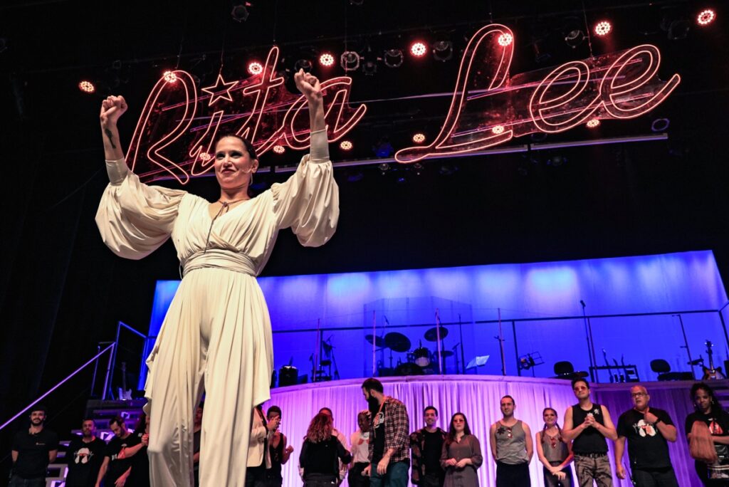 mel-lisboa-revive-rita-lee-e-brilha-na-estreia-carioca.-fotos!