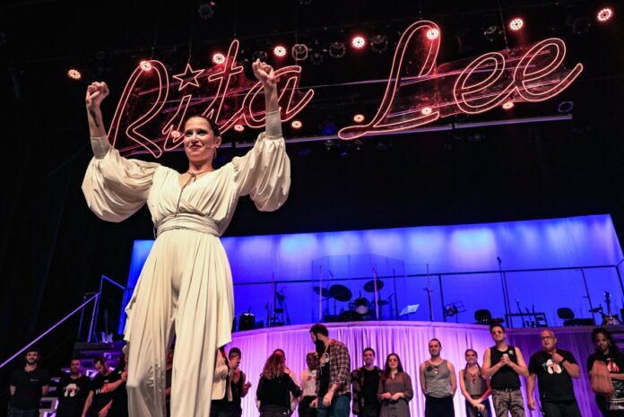 mel-lisboa-revive-rita-lee-e-brilha-na-estreia-carioca.-fotos!