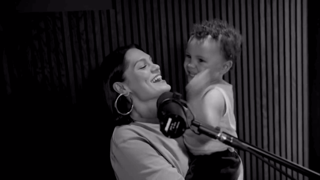 em-meio-a-tratamento,-jessie-j-lanca-cancao-com-a-participacao-do-filho