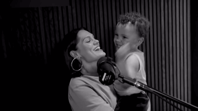 em-meio-a-tratamento,-jessie-j-lanca-cancao-com-a-participacao-do-filho