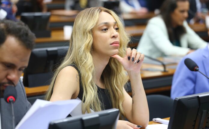 deputada-erika-hilton-enfrenta-repercussao-negativa-nas-redes