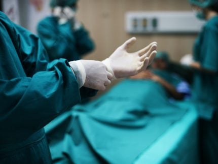 insaciavel!-homem-entala-coco-no-anus-e-medicos-lutam-para-retira-lo-em-cirurgia