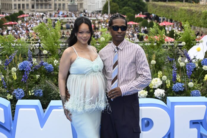 rihanna-exibe-barrigao-do-3o-filho-em-premiere-de-“smurfs”;-veja