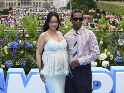 rihanna-exibe-barriga-de-gravida-no-lancamento-de-“smurfs”