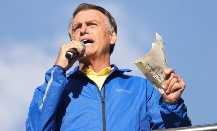bolsonaro-usa-slogan-de-trump-e-arrisca-ingles:-“make-brasil-great-again”