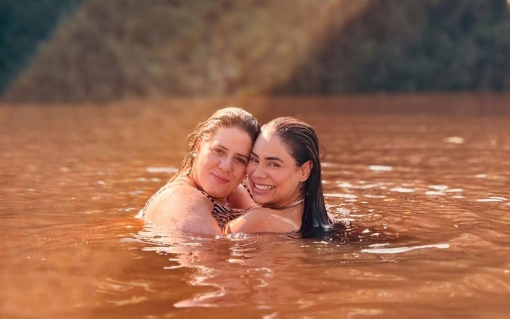 lexa-e-tati-machado-compartilham-momento-de-cura-no-rio-negro