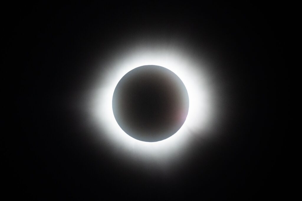 eclipse-solar-total-mais-longo-da-historia:-saiba-quando-e-onde-acontecera