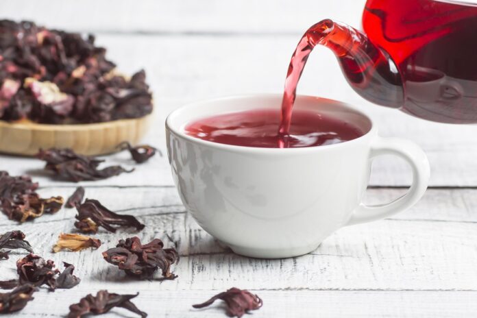cha-de-hibisco:-conheca-os-beneficios-e-o-modo-de-preparo-ideal