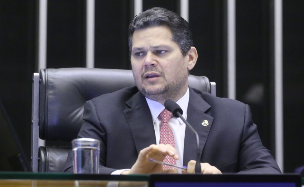 governo-tem-“legitimidade”-para-acionar-stf-sobre-iof,-diz-alcolumbre