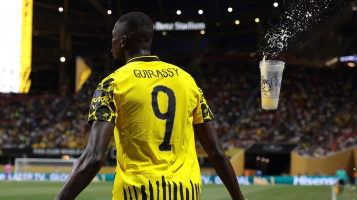 dortmund-x-monterrey-tem-“chuva-de-copos-de-cerveja”-da-torcida-mexicana
