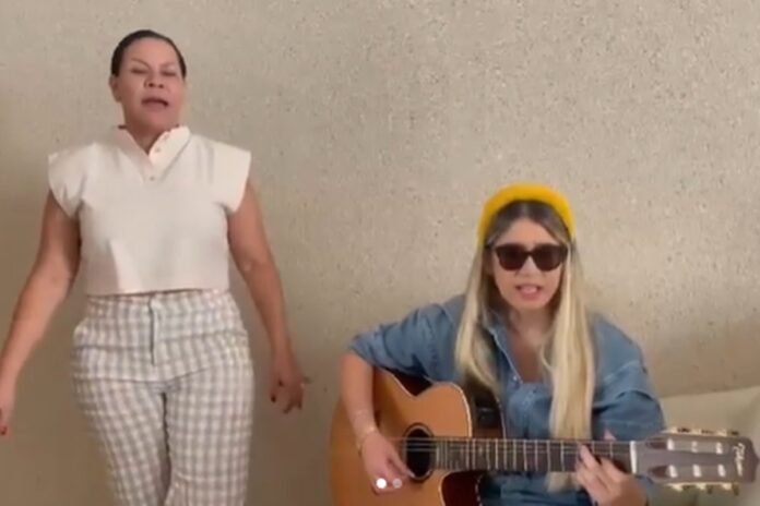 ruth-moreira-compra-violao-de-marilia-mendonca-apos-rifa-lo