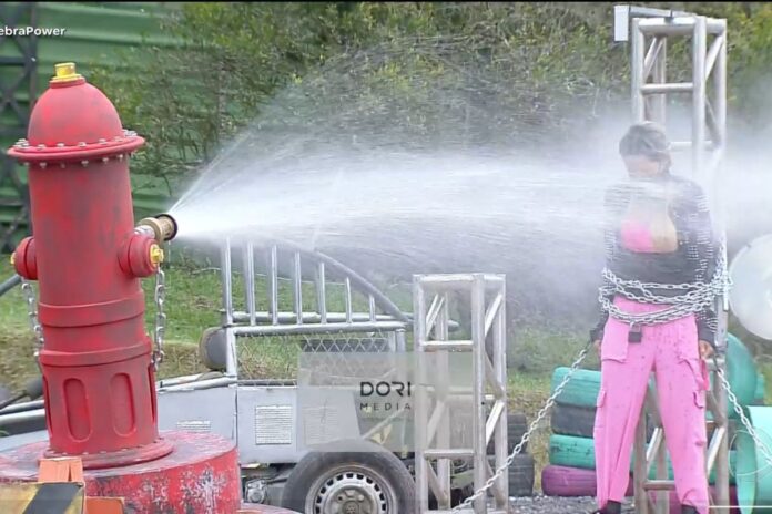power-couple-propoe-prova-de-compaixao-com-jato-d’agua-e-decisao-emocional