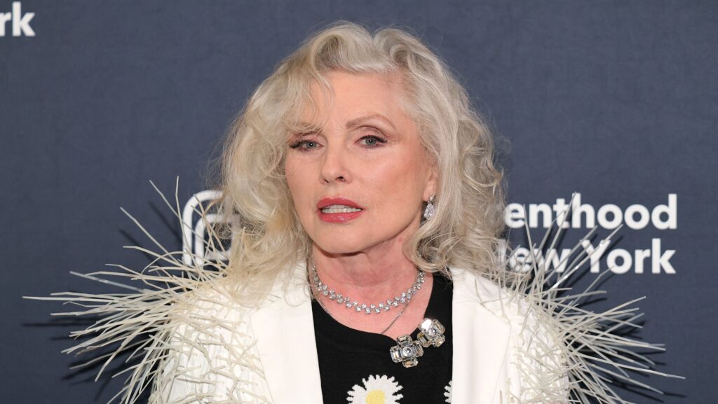 fazer-cirurgia-plastica-e-como-tomar-vacina-contra-gripe,-diz-debbie-harry