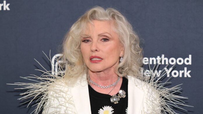 fazer-cirurgia-plastica-e-como-tomar-vacina-contra-gripe,-diz-debbie-harry