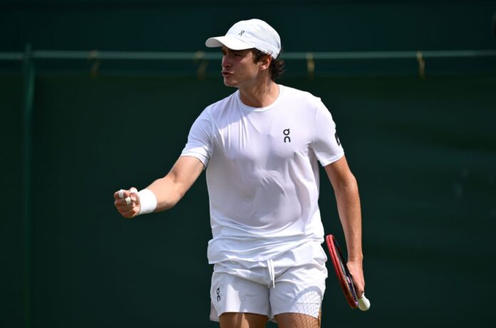 wimbledon:-joao-fonseca-vence-americano-e-avanca-para-terceira-fase