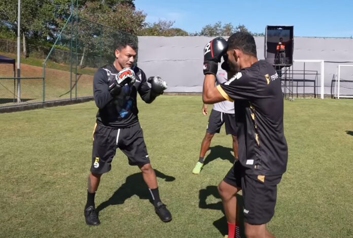 video:-popo-nocauteia-amigo-de-julio-cocielo-em-luta-de-boxe