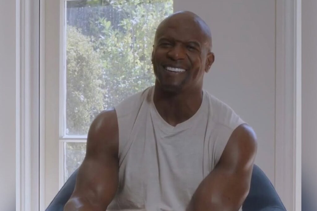 terry-crews-se-emociona-ao-receber-poster-de-cidade-de-deus;-veja