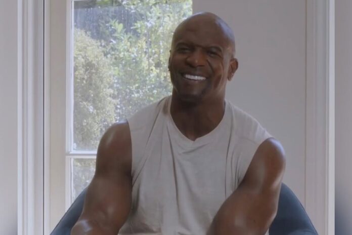terry-crews-se-emociona-ao-receber-poster-de-cidade-de-deus;-veja