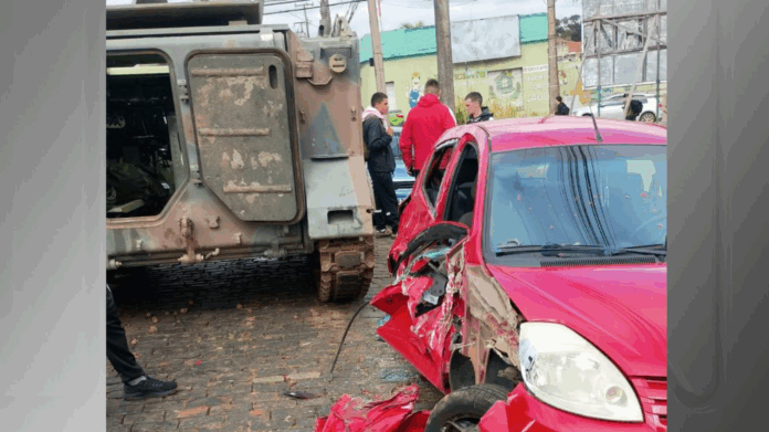 video:-tanque-do-exercito-passa-por-cima-de-dois-carros-no-pr