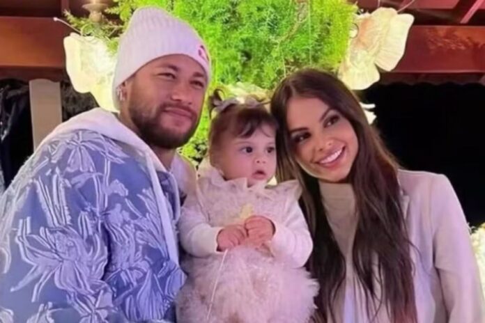 neymar-posa-com-amanda-kimberlly-e-a-filha-em-festa-de-1-ano-de-helena