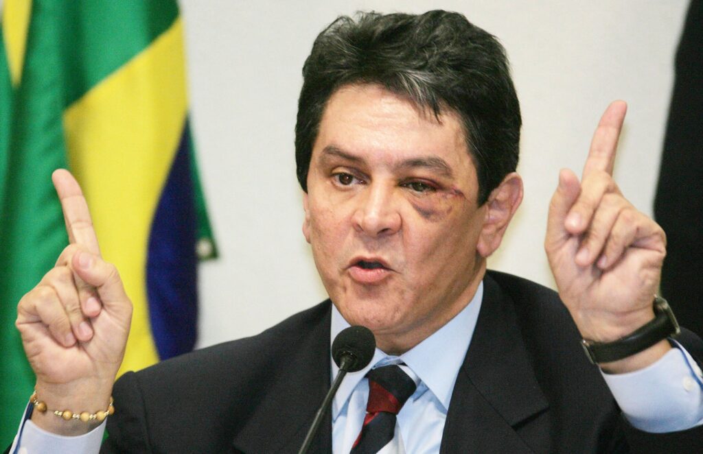roberto-jefferson-diz-que-tornozeleira-“aperta-o-pe”;-moraes-permite-troca