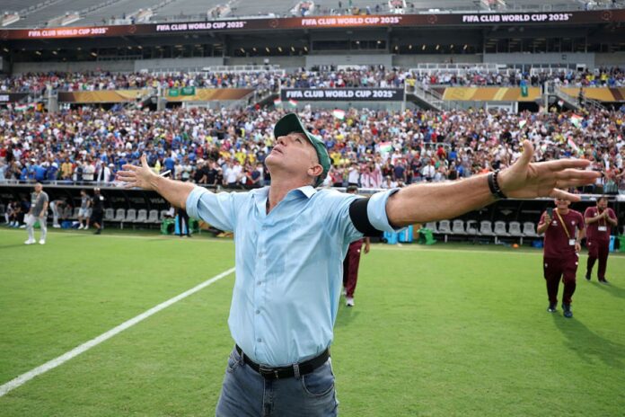 web-se-rende-a-renato-gaucho-apos-nova-vitoria-do-flu-no-mundial