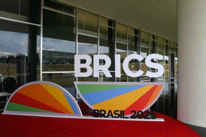 brics:-brasil-“foge”-da-pressao-da-russia-sobre-“moeda-comum”;-entenda
