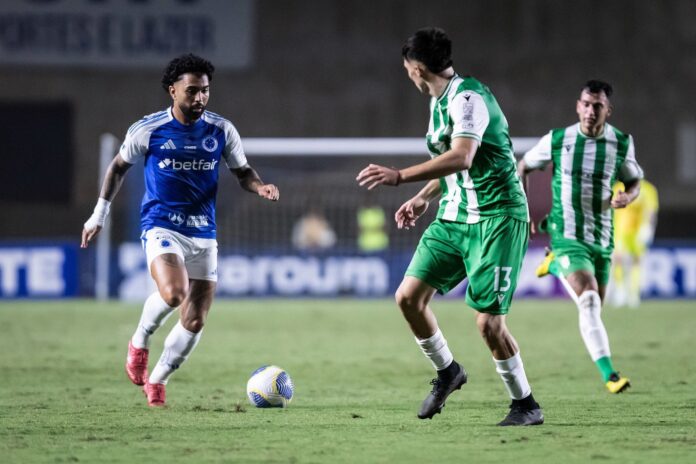 matheus-pereira-marca,-e-cruzeiro-vence-o-banfield-na-vitoria-cup