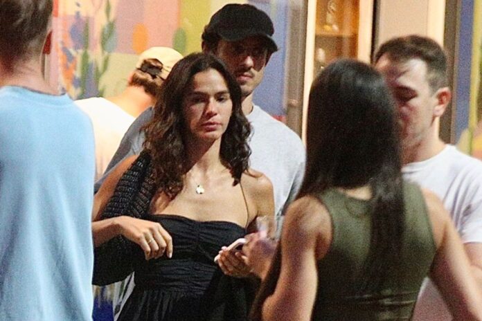bruna-marquezine-deixa-restaurante-acompanhada-no-rio