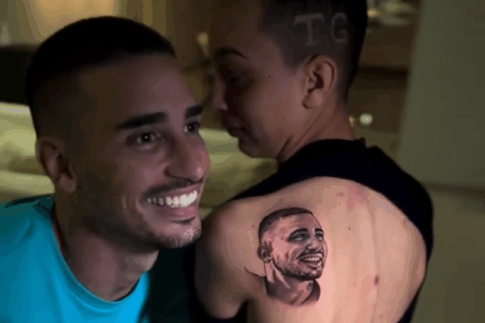 video:-fa-tatua-rosto-de-thiago-galhardo,-atacante-do-santa-cruz