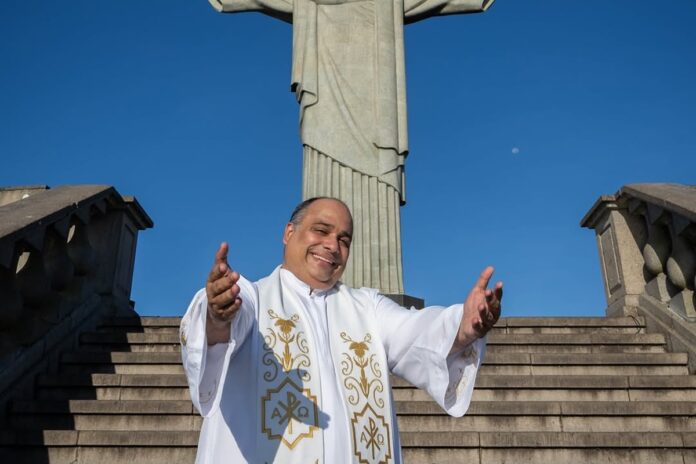 padre-influencer-sofre-acidente-em-visita-ao-cristo-redentor