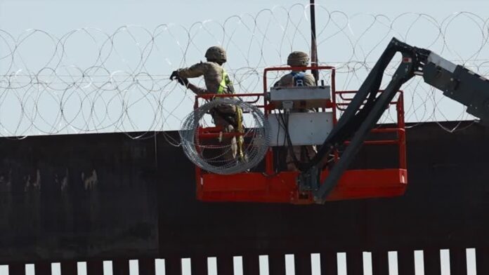 eua-instalam-arame-farpado-em-muro-na-fronteira-com-o-mexico