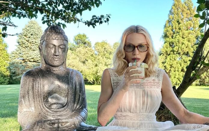 madonna-ironiza-trump-com-drink-na-mao-e-imagem-de-buda