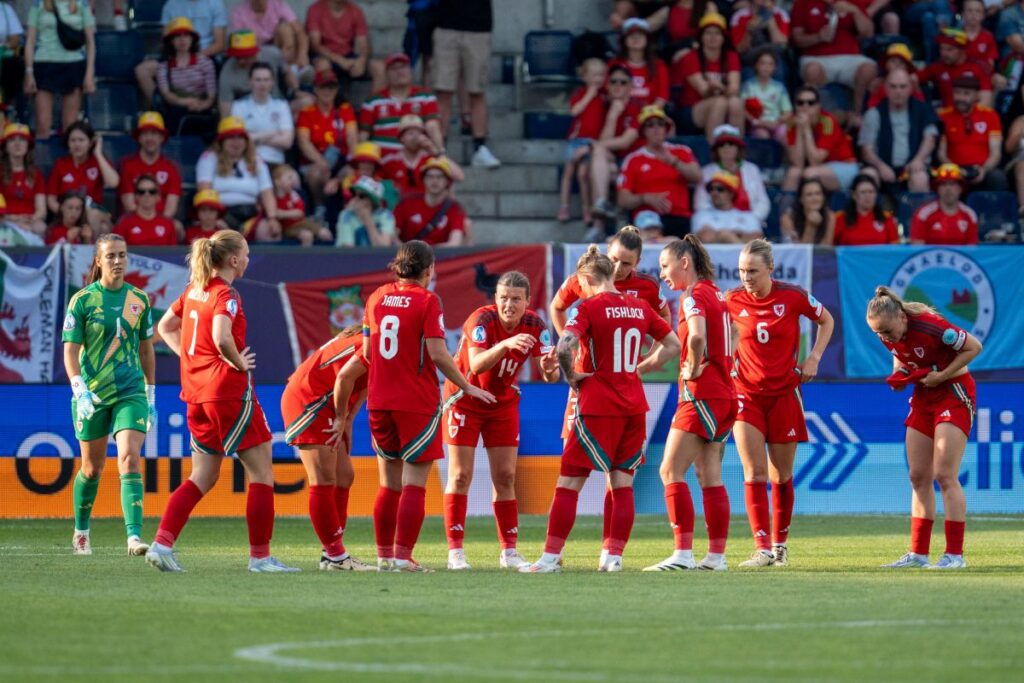 euro-feminina:-selecao-de-gales-sofre-acidente-a-caminho-de-treino