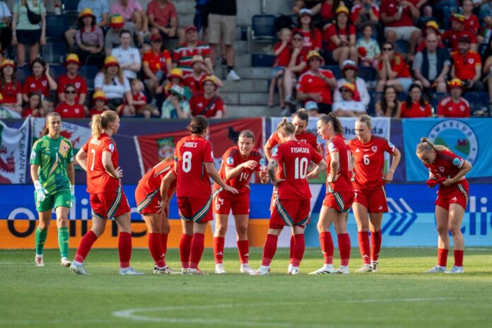 euro-feminina:-selecao-de-gales-sofre-acidente-a-caminho-de-treino