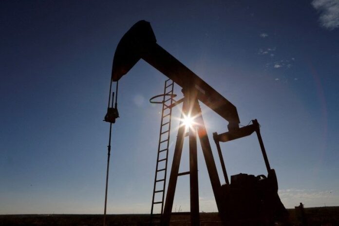 petroleo-sobe-com-adiamento-de-tarifas-e-tensoes-geopoliticas-no-radar