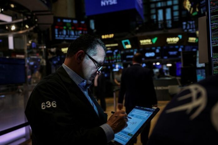 bolsas-ny-fecham-mistas-apos-trump-manter-deadline-para-tarifas