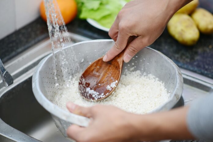 lavar-o-arroz-faz-diferenca?-veja-o-que-a-ciencia-diz-sobre-o-habito