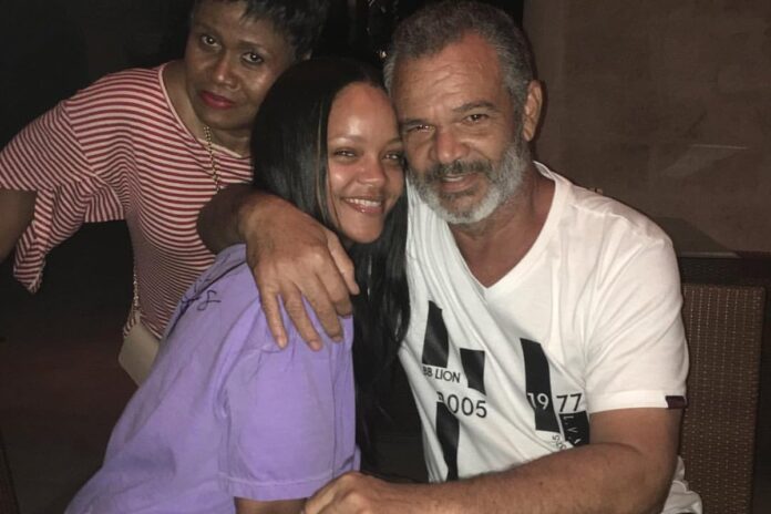 rihanna-comparece-ao-enterro-do-pai,-acompanhada-de-a$ap-e-dos-filhos
