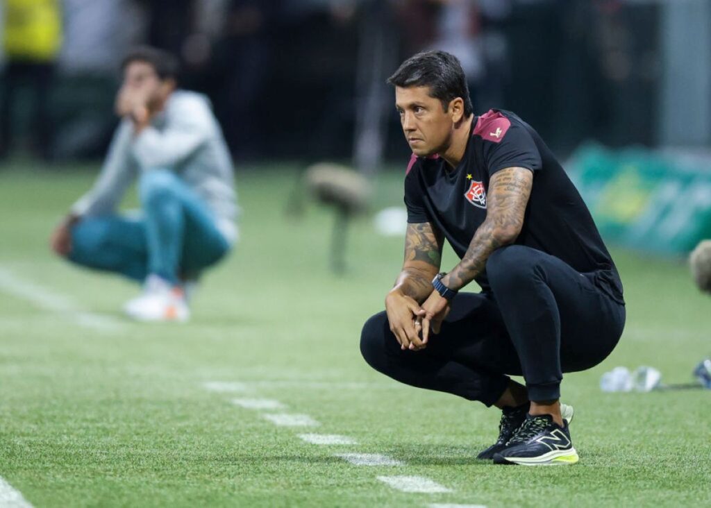 vitoria-demite-thiago-carpini-apos-eliminacao-na-copa-do-nordeste