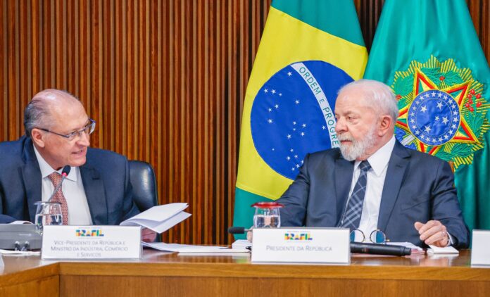 lula-convoca-reuniao-de-emergencia-apos-trump-impor-taxa-de-50%