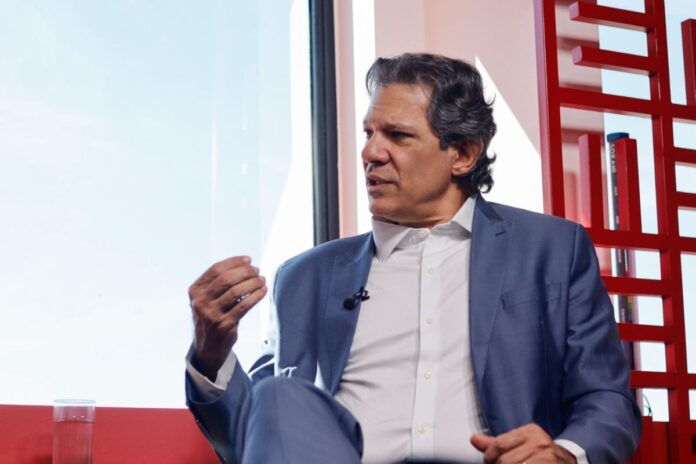 para-haddad,-tarifaco-de-trump-e-decisao-“politica-e-insustentavel”